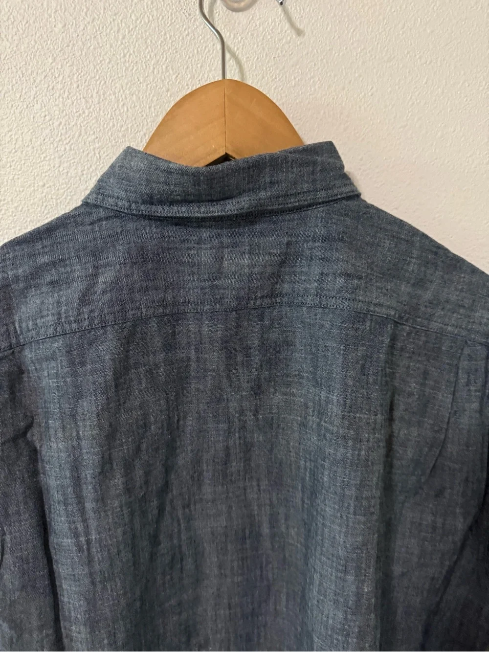 Banana Republic Chambray Long Sleeve Button Down Shirt Blue Standard Fit NWT-S